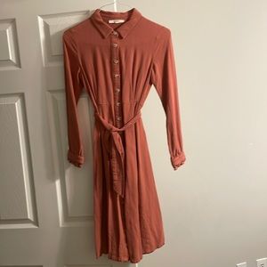 Cute dress with ruffled sleeve ends.